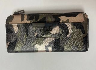 Cartera Guess con estampado de camuflaje