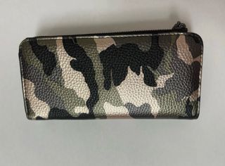 Cartera Guess con estampado de camuflaje