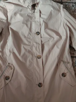 Gabardina beige con botones
