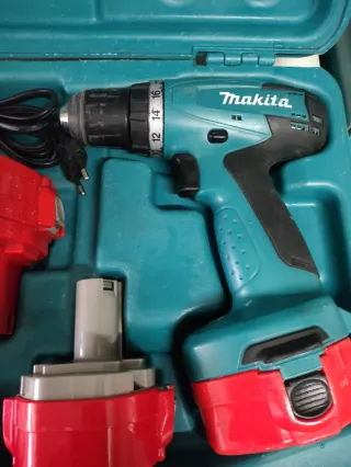 Se vende taladro atornillador makita en su maletín