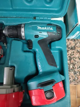 Se vende taladro atornillador makita en su maletín
