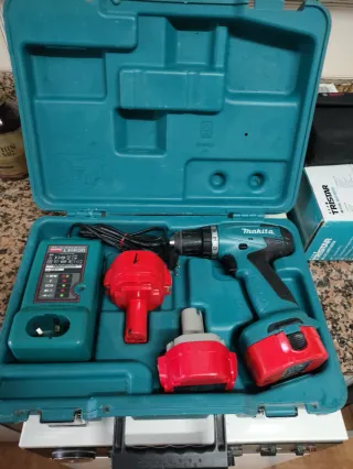 Se vende taladro atornillador makita en su maletín