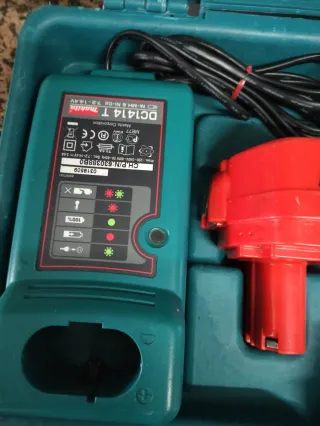 Se vende taladro atornillador makita en su maletín