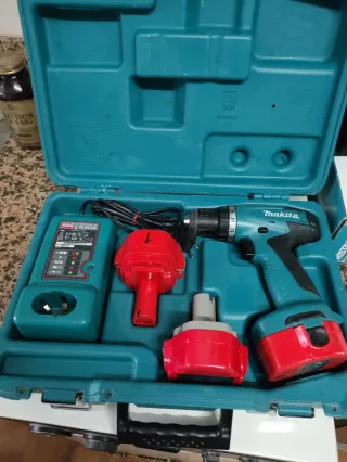 Se vende taladro atornillador makita en su maletín