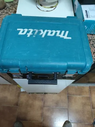 Se vende taladro atornillador makita en su maletín