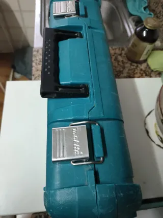 Se vende taladro atornillador makita en su maletín