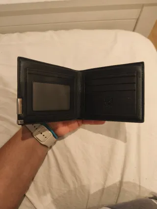 Cartera negra de piel