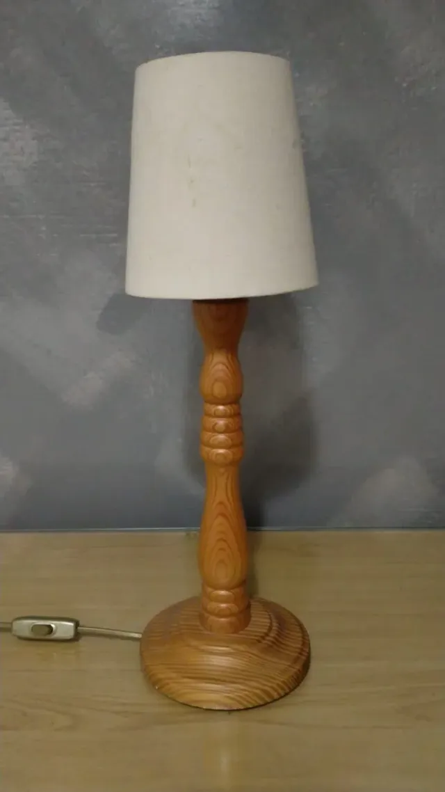 Lámpara de mesa de madera y tela