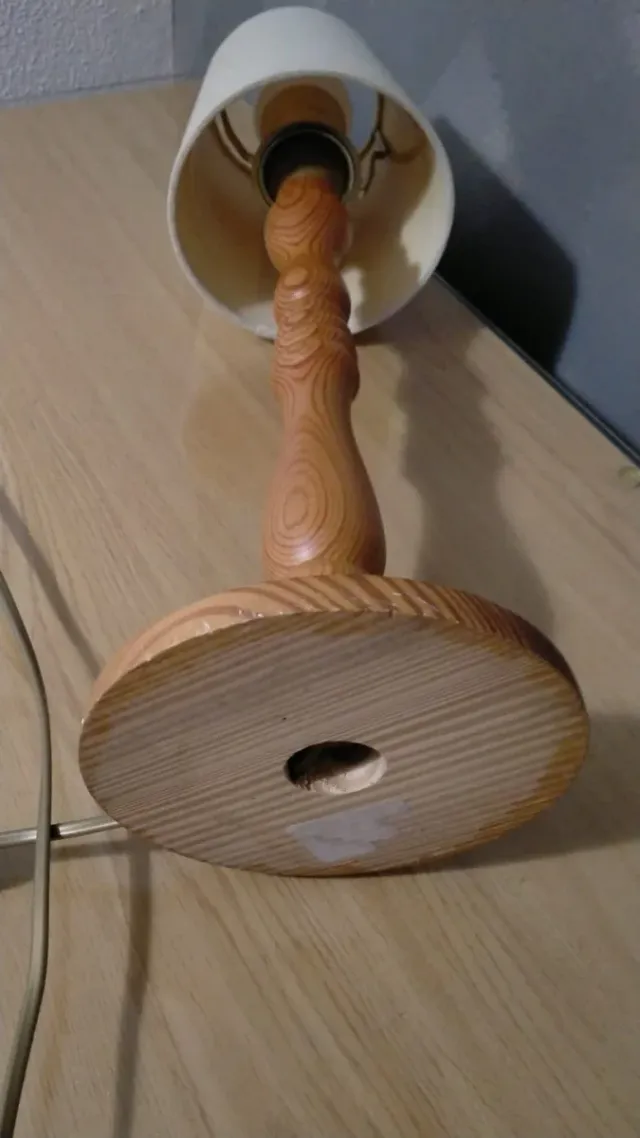 Lámpara de mesa de madera y tela