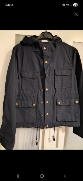 Parka Oysho azul marino impermeable, muy cómoda