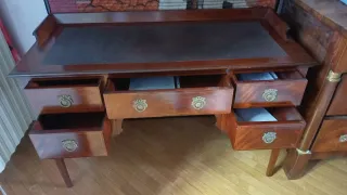 Scrittoio antico in legno con piano in pelle.