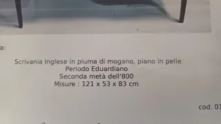Scrittoio antico in legno con piano in pelle.