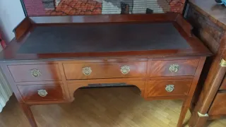 Scrittoio antico in legno con piano in pelle.