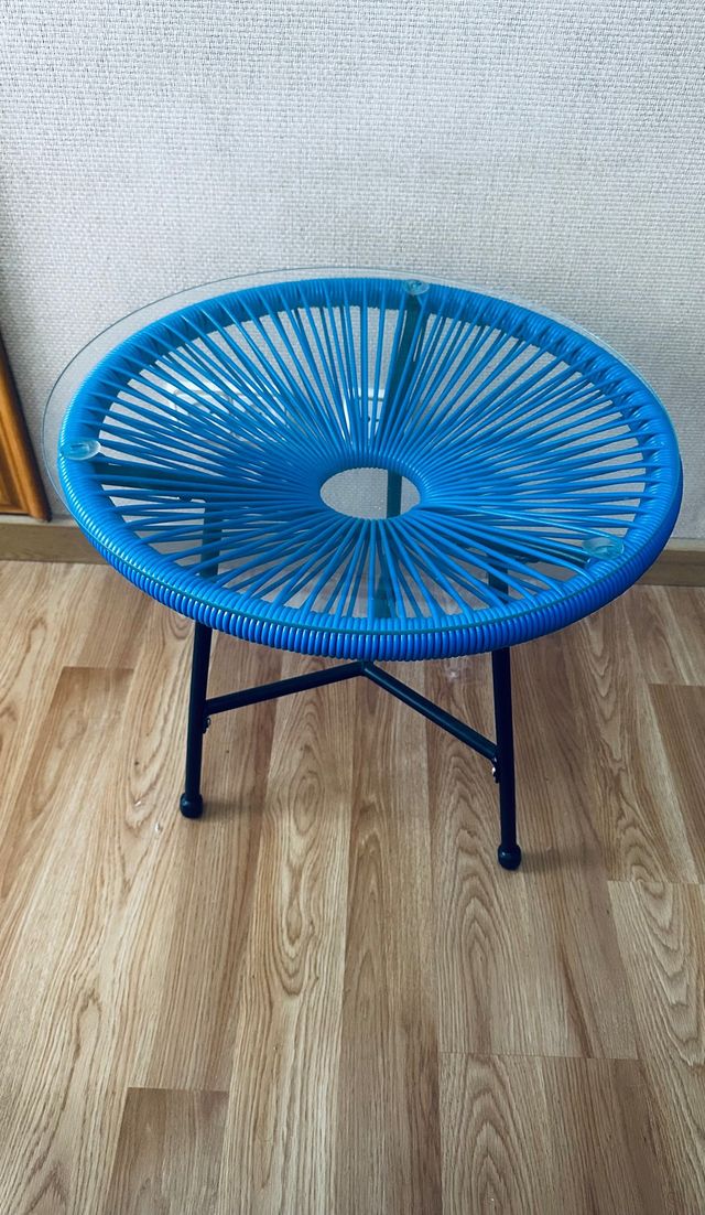 Mesa redonda azul y cristal