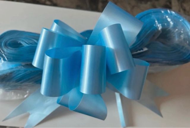 Lazos de regalo grandes dorados y azul cielo