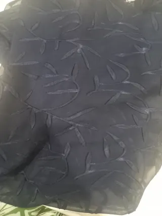 Estola bordada azul oscuro.