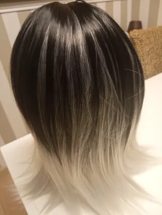 ❣️Peluca Bob Negra con Mechas Blancas,a estrenar.