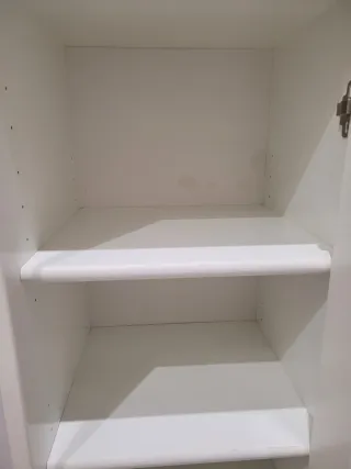 Mueble auxiliar blanco con puerta de cristal