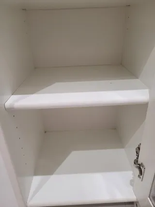 Mueble auxiliar blanco con puerta de cristal