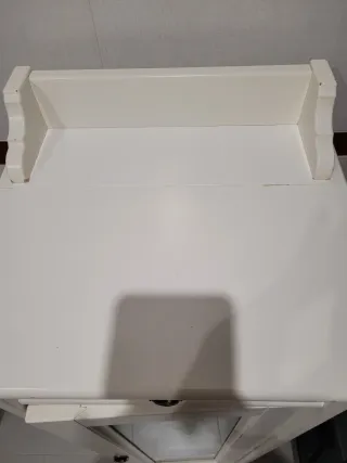 Mueble auxiliar blanco con puerta de cristal