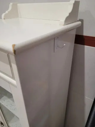 Mueble auxiliar blanco con puerta de cristal