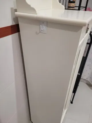 Mueble auxiliar blanco con puerta de cristal