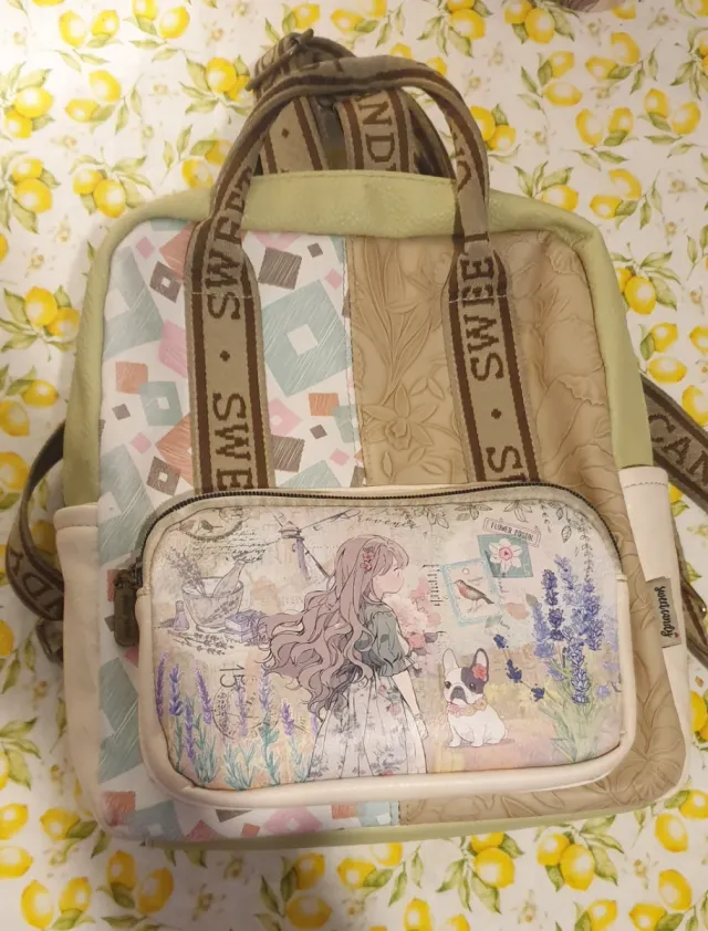 Mochila beige y verde con estampado