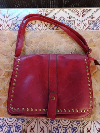 Bolso burdeos con tachuelas
