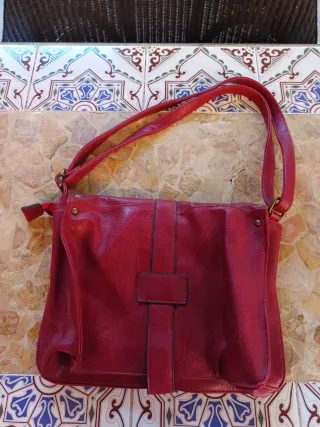 Bolso burdeos con tachuelas