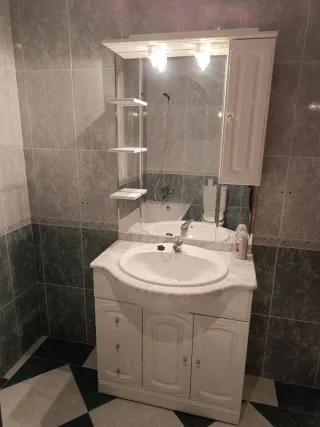 Mueble de baño con lavabo y espejo