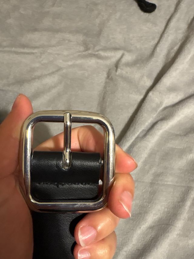 Cinturón negro con tachuelas plateadas