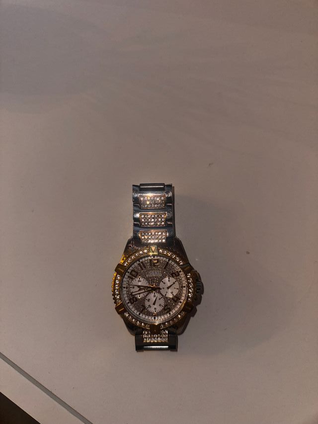 Reloj Guess Dorado y Plateado