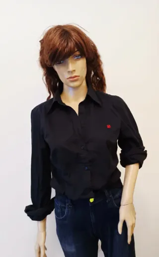 Camisa negra con logo rojo