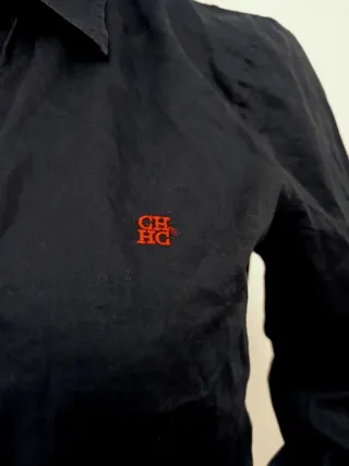 Camisa negra con logo rojo