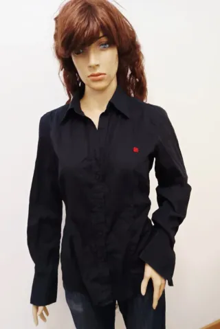 Camisa negra con logo rojo