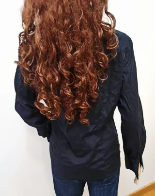 Camisa negra con logo rojo