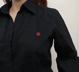 Camisa negra con logo rojo