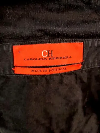 Camisa negra con logo rojo