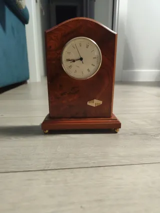 Reloj de mesa antiguo de madera