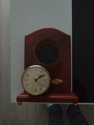 Reloj de mesa antiguo de madera