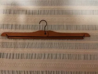 Perchas de madera antiguas