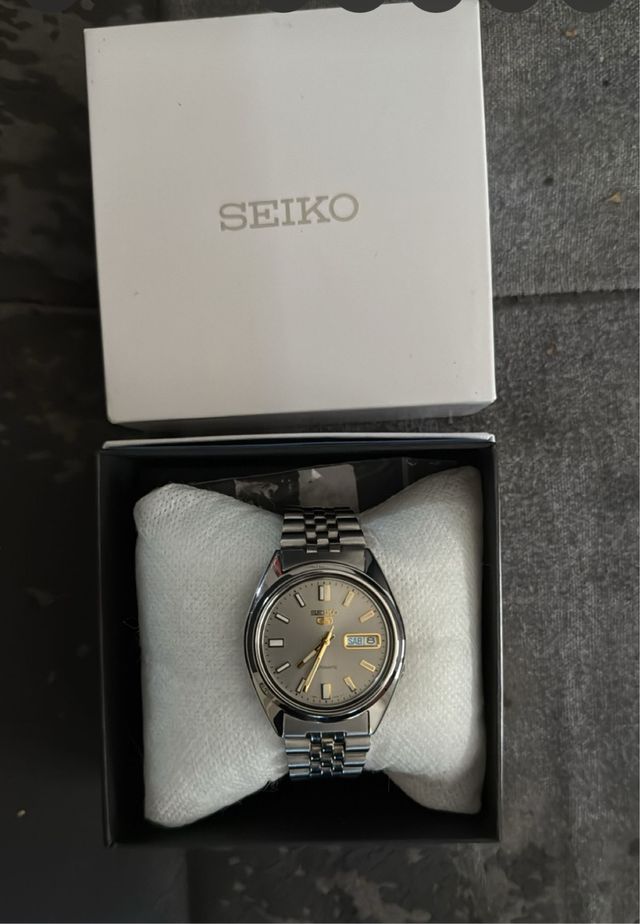 Reloj Seiko 5 Automático brazalete jubile 2020
