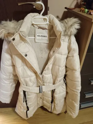Abrigo KELREBEC crema con cinto y capucha Talla L