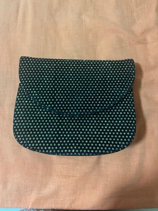 Bolso de mano negro con detalles plateados