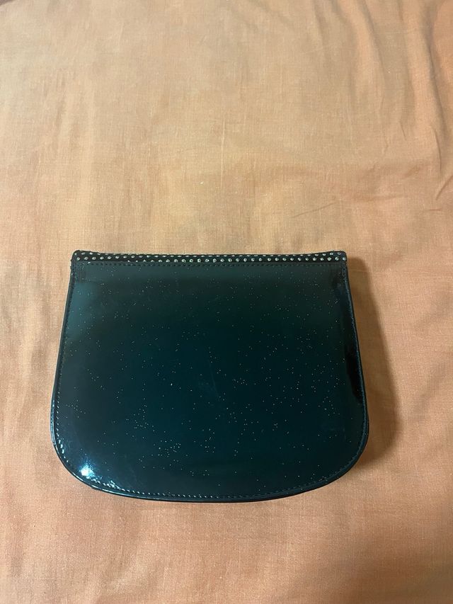 Bolso de mano negro con detalles plateados
