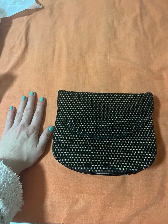 Bolso de mano negro con detalles plateados