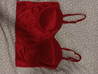 Top rojo satinado con tirantes
