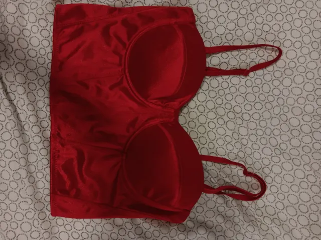 Top rojo satinado con tirantes