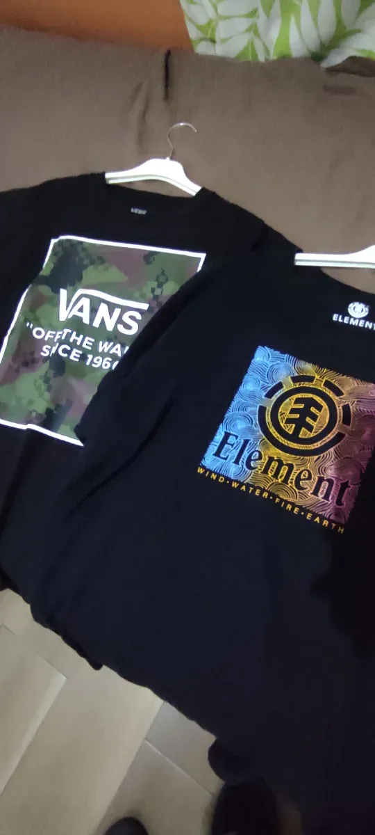 Lote 2 Camisetas Vans y Element Negras
