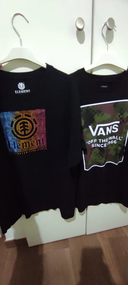 Lote 2 Camisetas Vans y Element Negras